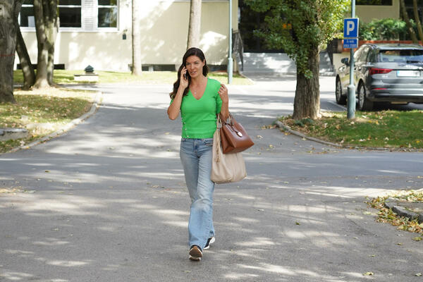 PRIRODNO IZDANJE BEZ ŠMINKE ĆE VAS RASPAMETITI: Na televiziji je NAPUCANA RIBA, a UŽIVO kao DEVOJČICA