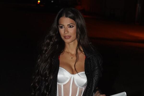 ZA VODITELJKOM PINKA UDIŠE CELA ZEMLJA, A TEK DA VIDITE KAKO JOJ MAJKA IZGLEDA: Zavodljiva PLAVUŠA vredna PAŽNJE