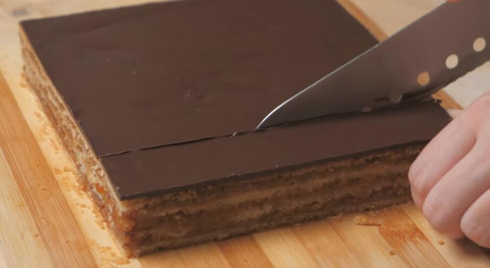 Obložite pleh papirom za pečenje ili podmažite maslacem.