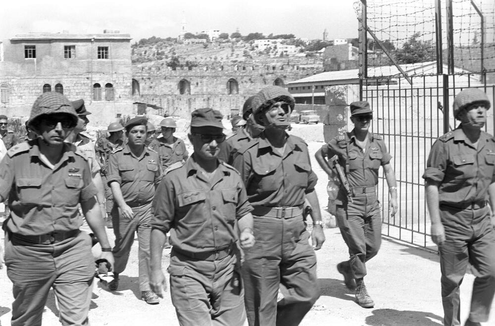 Jicak Rabin i Rehavam Zeevi ulaze u Jerusalim 1967.