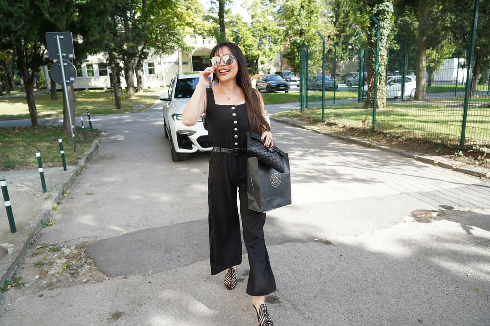 Nosila je kombinezon, crne cipele i 'Chanel' tašnu koja, prema pisanju medija, košta oko 6.000 evra