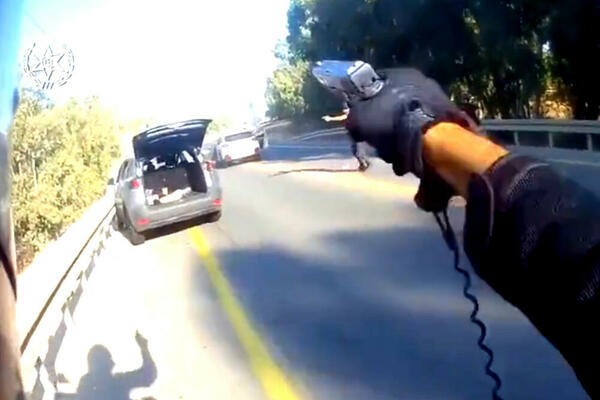 IZRAELSKI POLICAJAC PUCA NA VOZILO HAMASA: Skroz ga izrešetao, pojavili se JEZIVI SNIMCI S LICA MESTA (VIDEO)