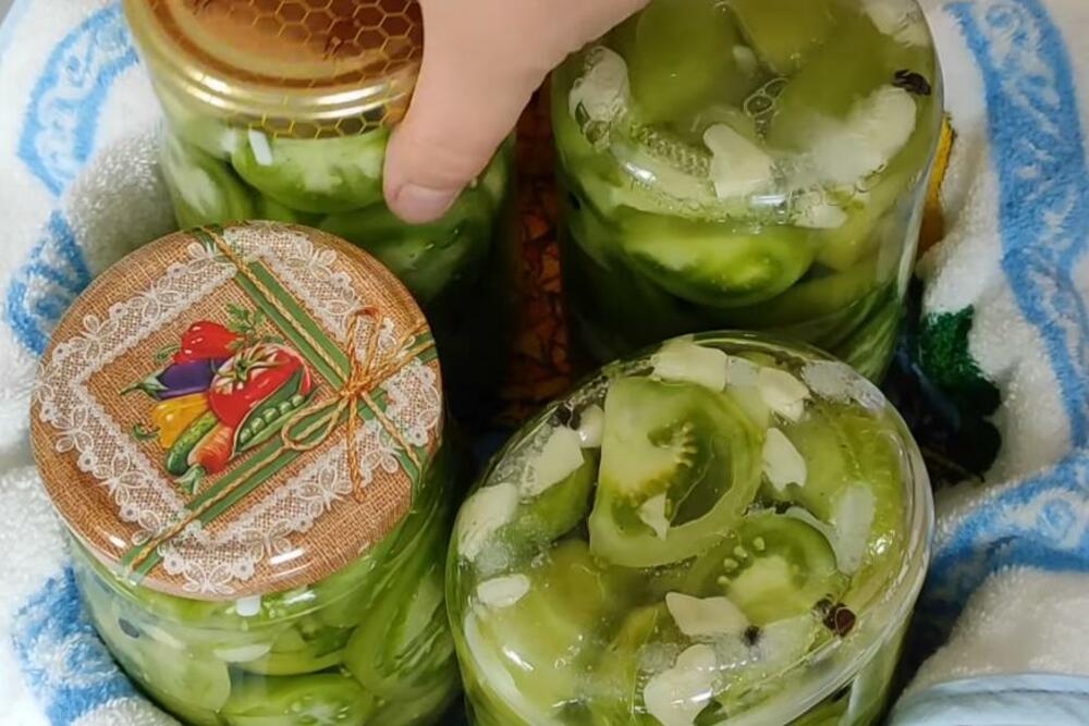 Okrenute tegle sa zelenim paradajzom