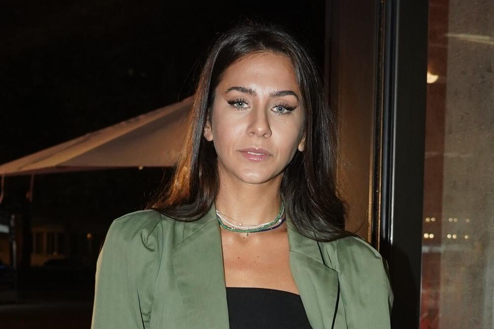 OVAKVA LEPOTA SE JEDNOM RAĐA! Ivana Dudić u centru pažnje, BEOGRAĐANI ODLEPILI KAD JE POKAZALA STOMAK: Kakva MAČKA