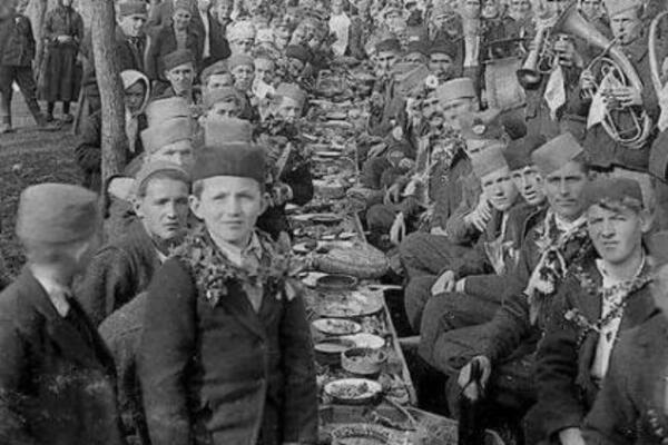 SLIKA SA SVADBE U SRBIJI STARA 100 GODINA IZAZVALA NOVI RAT: Zbog OVOG NA NJOJ nikome nije dobro, LJUDI NE VERUJU