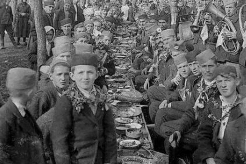 SLIKA SA SVADBE U SRBIJI STARA 100 GODINA IZAZVALA NOVI RAT: Zbog OVOG NA NJOJ nikome nije dobro, LJUDI NE VERUJU