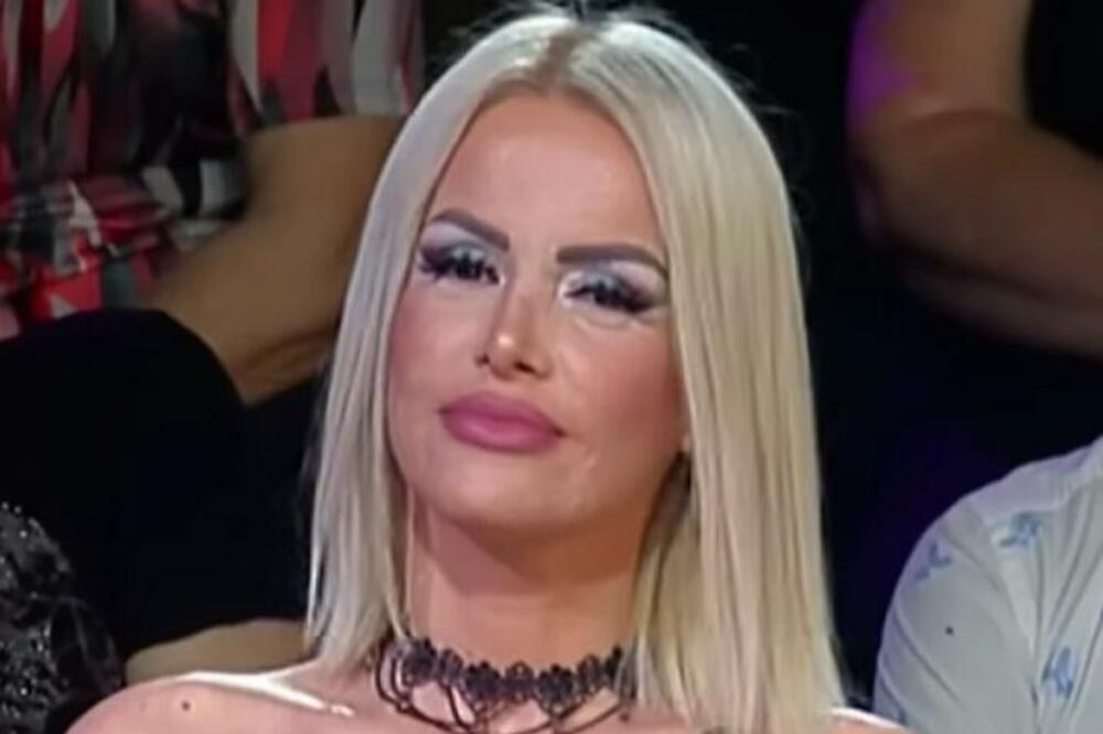 POKAZALA GA JE! Zanosna plavuša otkrila svog dečka, ZGODAN je kao APOLON, a kamera uhvatila njihov INTIMNI TRENUTAK