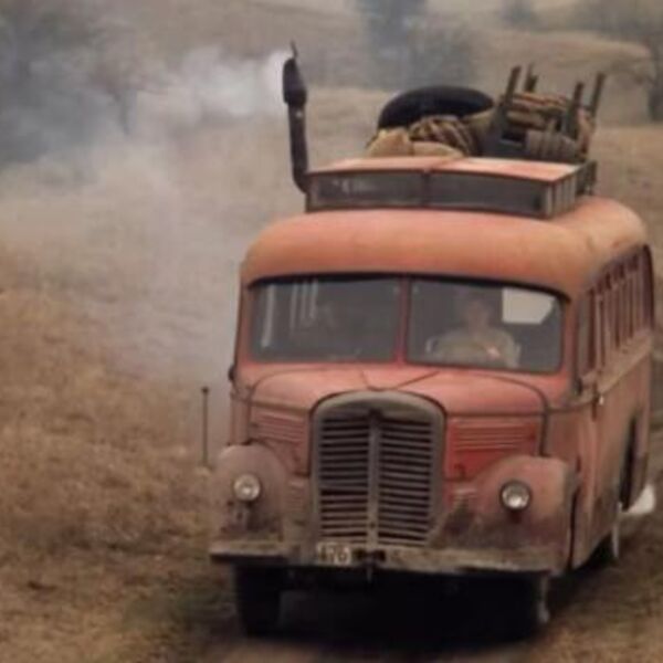 ŽENA UPADA U KAFANU, PIJANOG GA STAVLJA PREKO RAMENA I ODNOSI KUĆI: Konobar otkrio SRAMOTNU istinu o NAŠEM GLUMCU