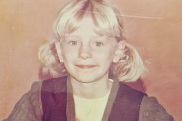 DEVOJAČICA SA SLIKE DANAS JE POZNATA GLUMICA KOJA OBARA SA NOGU: Njen izgled i u PETOJ DECENIJI muškarcima MUTI UM