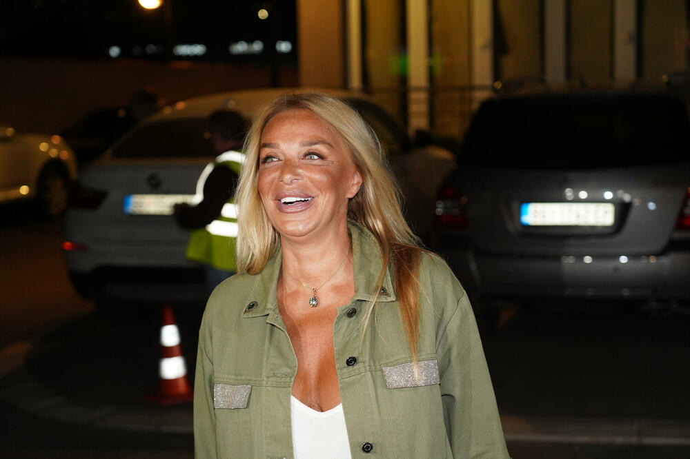 "SLAĐA I DAJE I PRIMA, A ĐANI..." Poznata pevačica STIGLA NA VESELJE, pa sve IZNENADILA IZJAVOM, nastao MUK