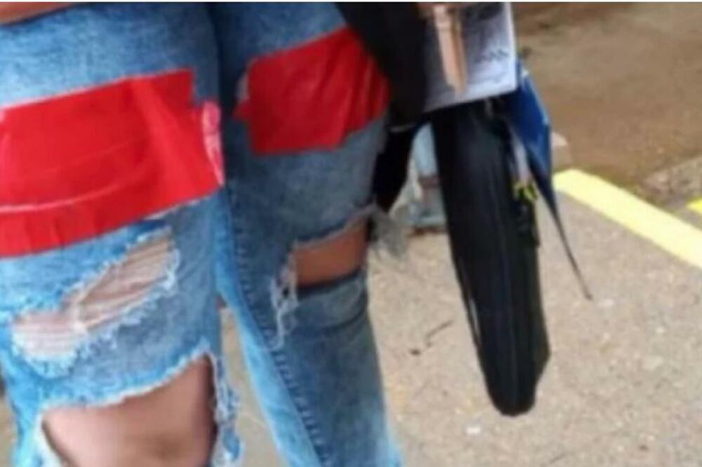 DEVOJČICA JE DOŠLA IZ ŠKOLE SA OBLEPLJENOM TRAKOM OKO NOGU: Kad je majka čula JEZIVU ISTINU, odmah je OTRČALA DO...