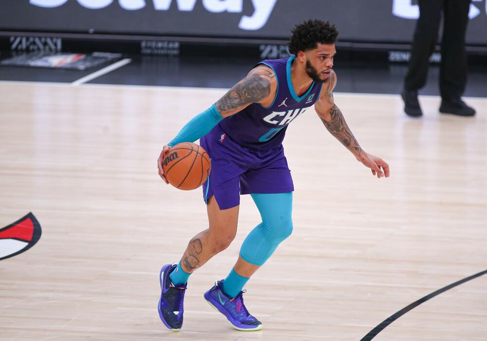 Majls Bridžis u dresu Šarlot Hornetsa