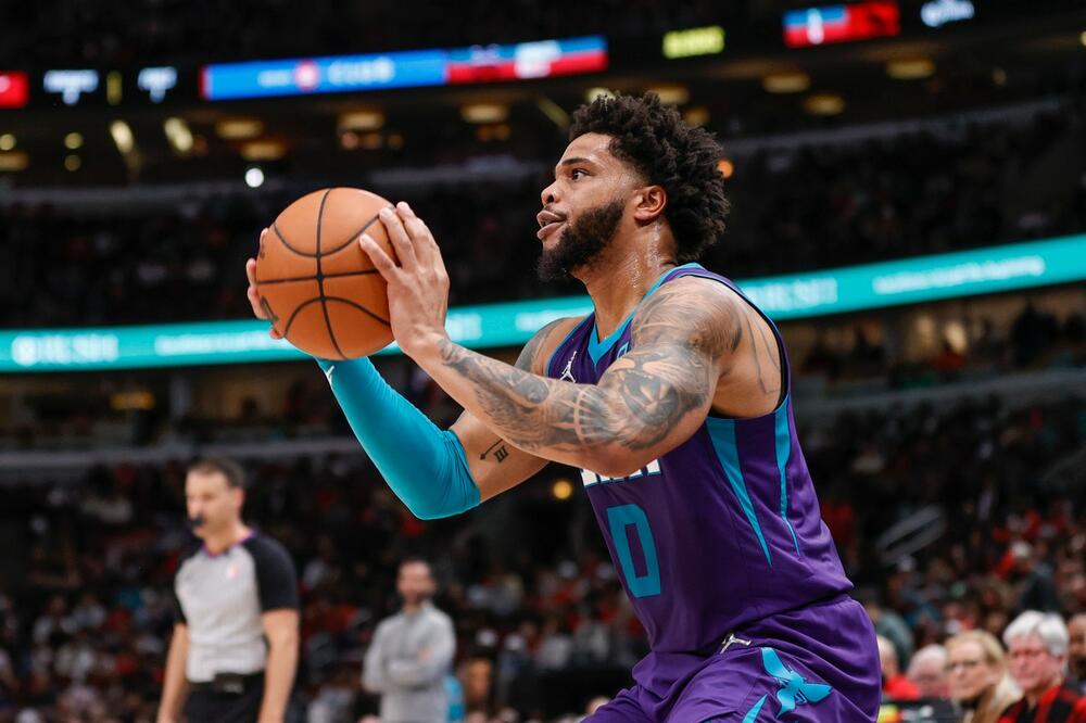 Majls Bridžis u dresu Šarlot Hornetsa