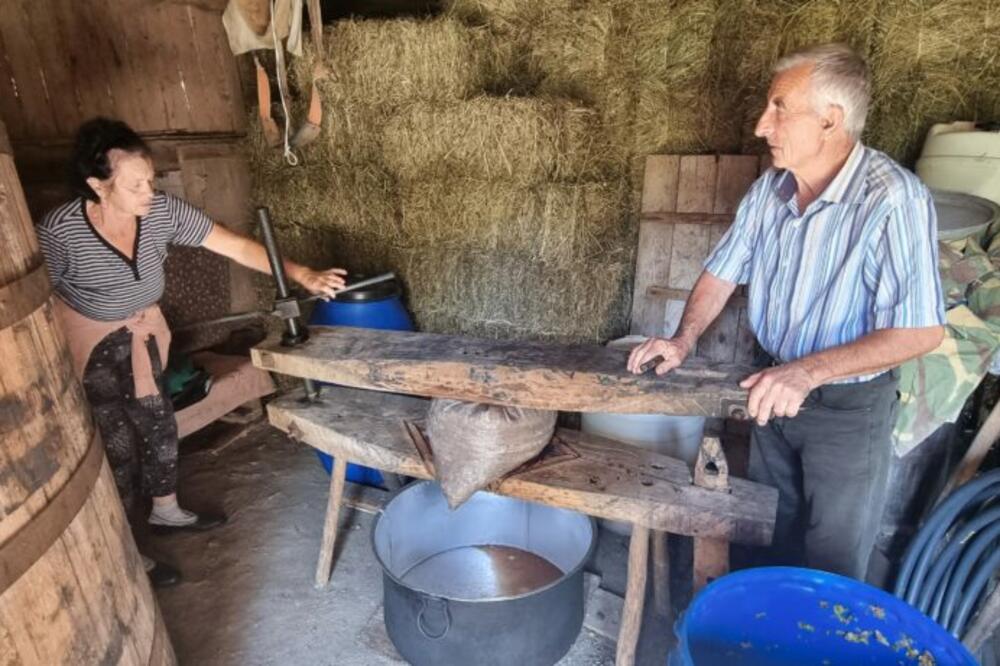 ZNATE LI GDE SE PRAVI NAJSLAĐA MARMELADA NA BALKANU? Pravi se od KRUŠAKA, a jede sa MLADIM KAJMAKOM i HLEBOM (FOTO)