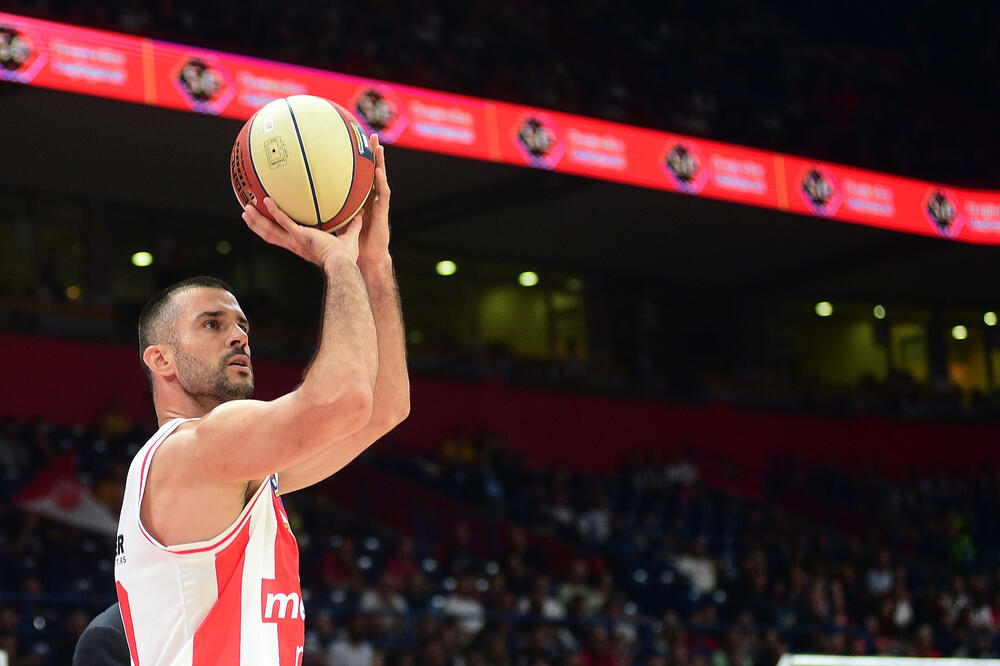 NEOČEKIVAN POTEZ PRED VEČITI DERBI: Oglasio se kapiten Crvene zvezde! (FOTO)