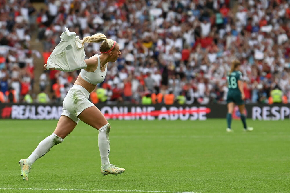 PRSATA FUDBALERKA SE POJAVILA NA CEREMONIJI I SVE OSTAVILA BEZ DAHA: Nisu mogli da skrenu pogled sa nje, a i ko bi?