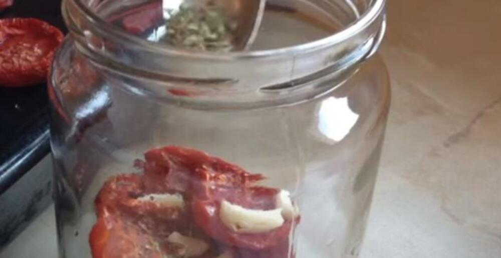 Pečeni paradaju u tegli sa belim lukom