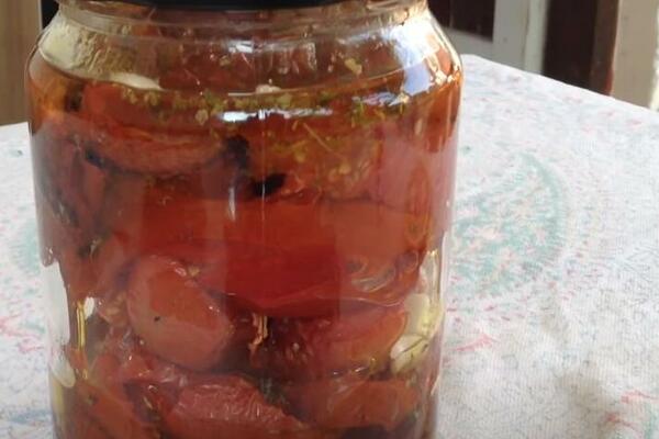 PEČENI PARADAJZ IZ RERNE U TEGLI: Zaboravljena zimnica - samo stari domaćini je prave svake godine
