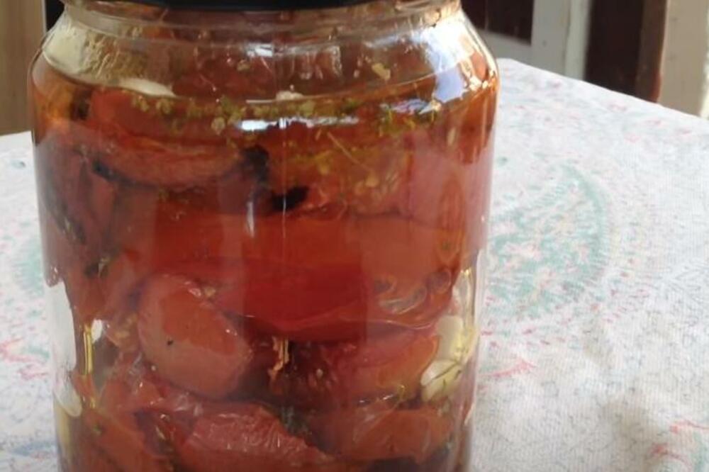 PEČENI PARADAJZ IZ RERNE U TEGLI: Zaboravljena zimnica - samo stari domaćini je prave svake godine