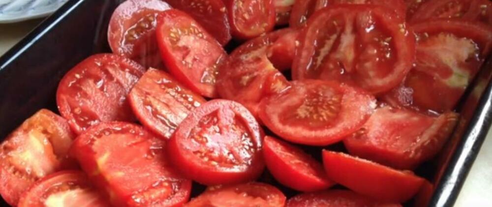 Isečen paradajz u plehu