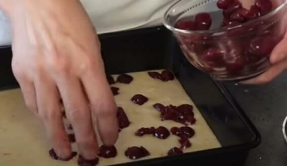 Višnje u smesi za kolač