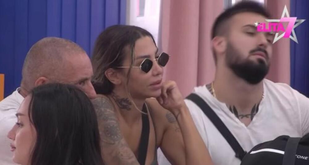 Aneli navodno želi da prekine trudnoću 