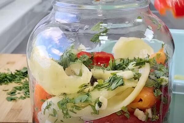 STARE SRPKINJE SPREMAJU NAJUKUSNIJU SALATU ZA ZIMU: Barena kafanska paprika - recept samo one znaju