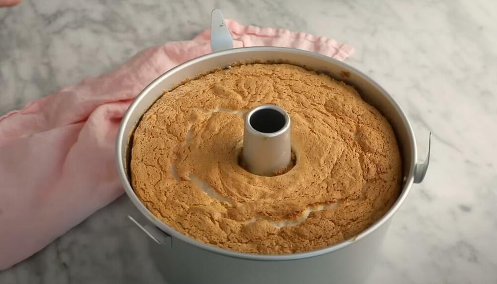 Kolač u plehu sa rupom