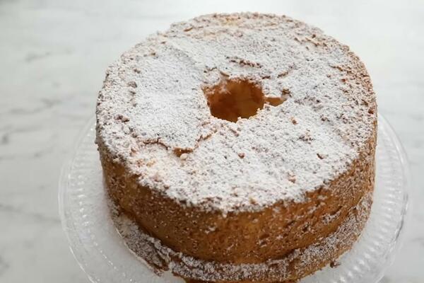 ANĐEOSKI KOLAČ U KOJI ĆETE SE ZALJUBITI NA PRVI ZALOGAJ: Vazdušasti slatkiš - lagan i gotovo BEZ KALORIJA (RECEPT)