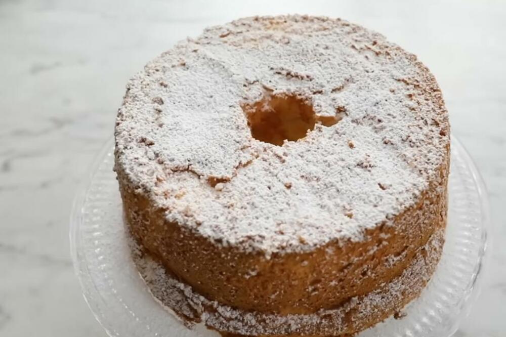 ANĐEOSKI KOLAČ U KOJI ĆETE SE ZALJUBITI NA PRVI ZALOGAJ: Vazdušasti slatkiš - lagan i gotovo BEZ KALORIJA (RECEPT)