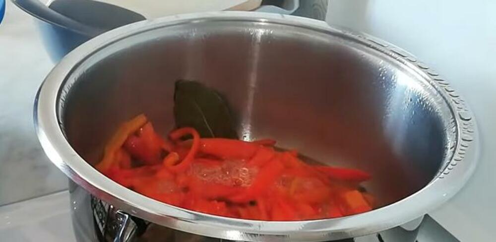 Kuvanje isečene crvene paprike