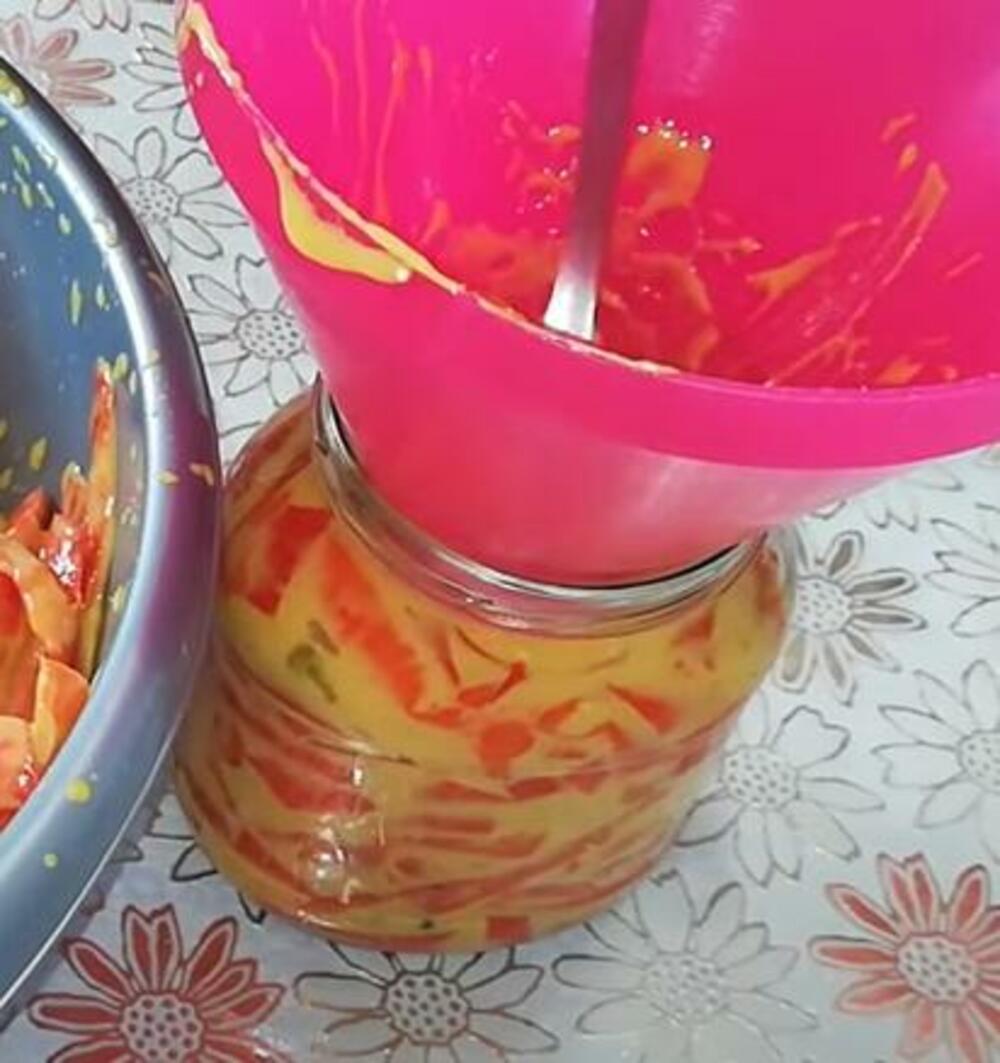 Senf, beli luk i crvena paprika u tegli