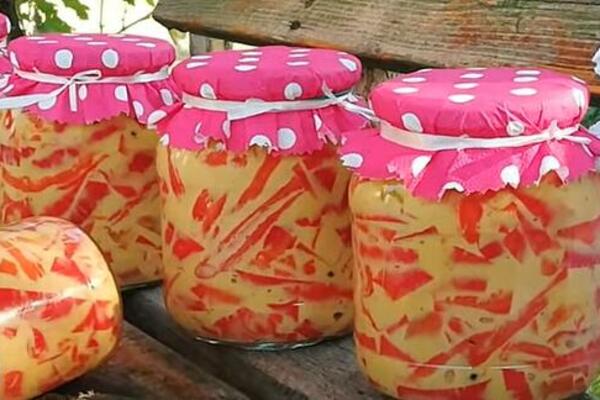 CRVENA PAPRIKA SA BELIM LUKOM U TEGLI: Najneobičnija srpska zimnica - naši stari ne pomišljaju na zimu bez toga