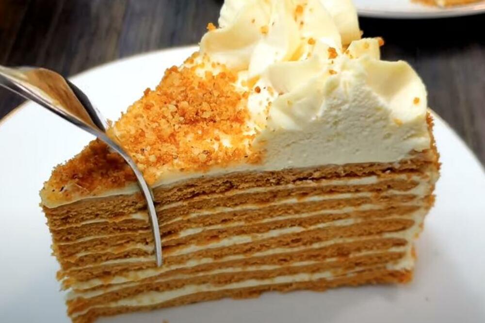 TORTA MEDOVIK KAKVU SAMO STARE RUSKINJE SPREMAJU: Kremasta i sočna - najstariji recept njihovih domaćica