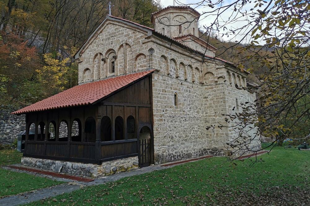 JEDAN OD NAJSTARIJIH MANASTIRA SKRIVEN JE U ŠUMI UZ OBALI MORAVICE: Velika svetinja više puta rušena (FOTO)