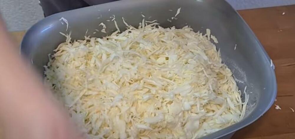 Iseckan kupus u činiji