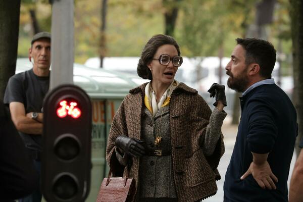 OVAKVU JE JOŠ NIKO NIJE VIDEO, ŠOK PROMENA ANĐELINE DŽOLI: Seda kosa i naočare za vid, svi se pitaju ŠTA SE DESILO?