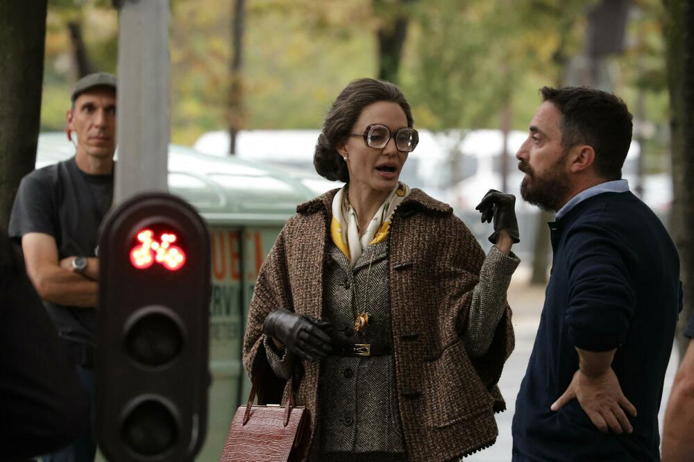 OVAKVU JE JOŠ NIKO NIJE VIDEO, ŠOK PROMENA ANĐELINE DŽOLI: Seda kosa i naočare za vid, svi se pitaju ŠTA SE DESILO?