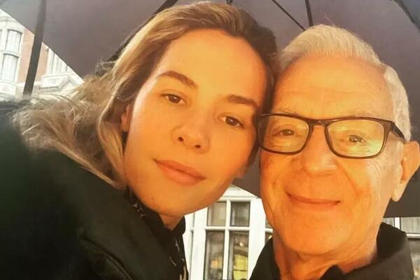 UDALA SE ZA 43 GODINE STARIJEG MUŠKARCA, PA SVE ZGRANULA: Ni njegova DECA joj NE VERUJU, a ona ga voli zbog OVOGA