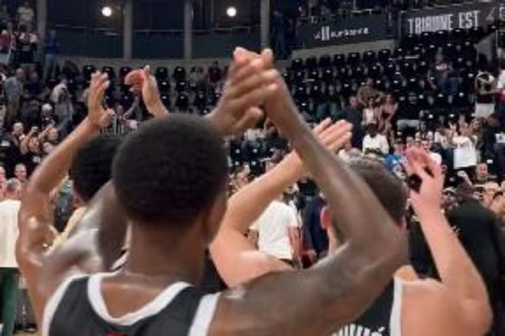 PARTIZANOVE NOVAJLIJE U TRANSU: Neverovatna scena posle pobede crno-belih u Francuskoj! (VIDEO)