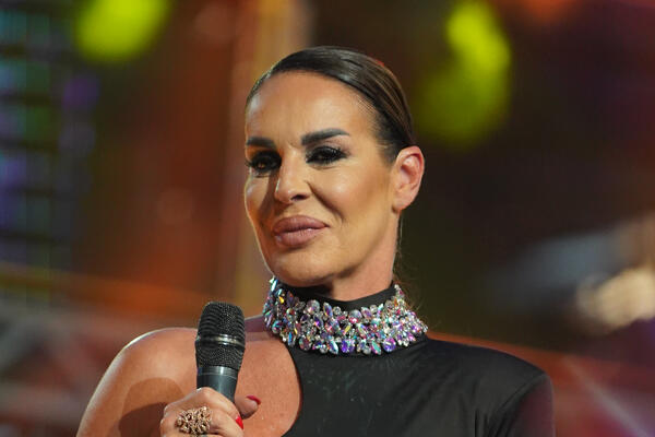 BUJNO POPRSJE MILENE KAČAVENDE U PRVOM PLANU, NE LIBI SE DA POKAŽE ČIME RASPOLAŽE: Na njoj sve PUCA, prava BOMBA