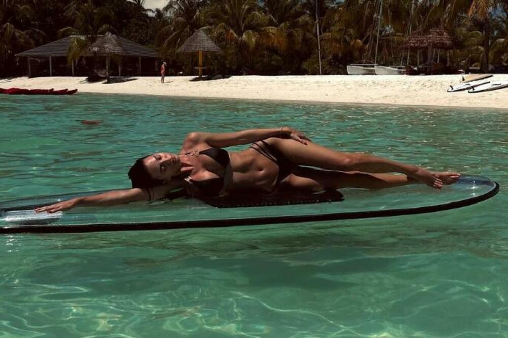 MAŠALA SESTRO, FINO SI SE UTEGLA: Naša pevačica novom fotografijom ZAPALILA INTERNET, ovakvu je RETKO VIĐAMO