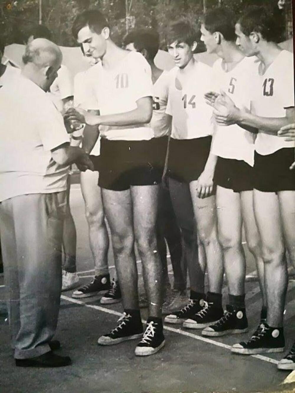 Miroljub Stojković prima trofej