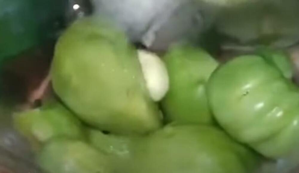 Beli luk u tegli sa zelenim paradajzom