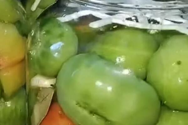 ZELENI PARADAJZ SA BELIM LUKOM U TEGLI: Najbolja zimnica - ljudi sa sela znaju kako se sprema