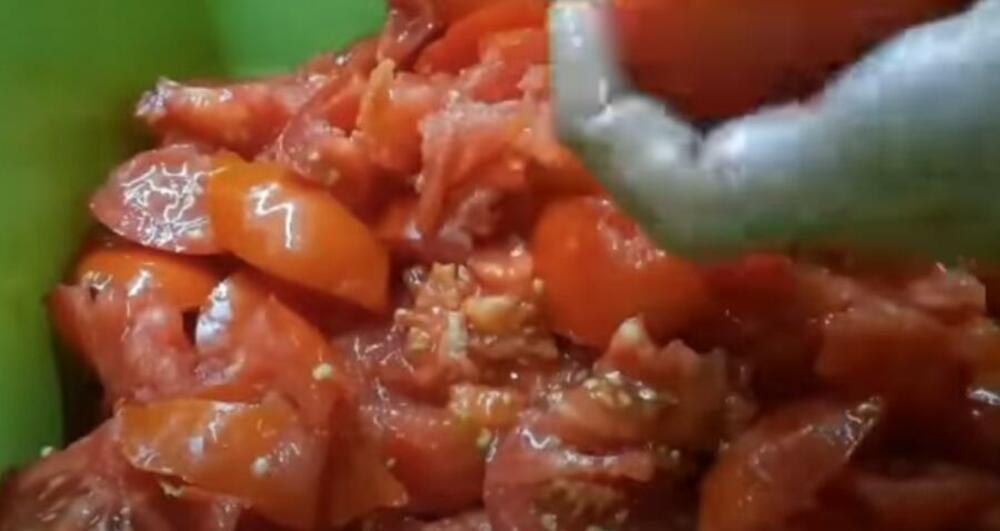 Isečen paradajz u činiji