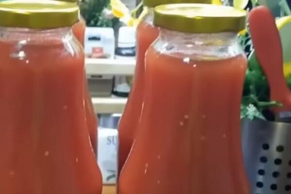 PARADAJZ U FLAŠI BEZ KUVANJA: Domaća zimnica - naše bake pripremu prenose sa generacije na generaciju