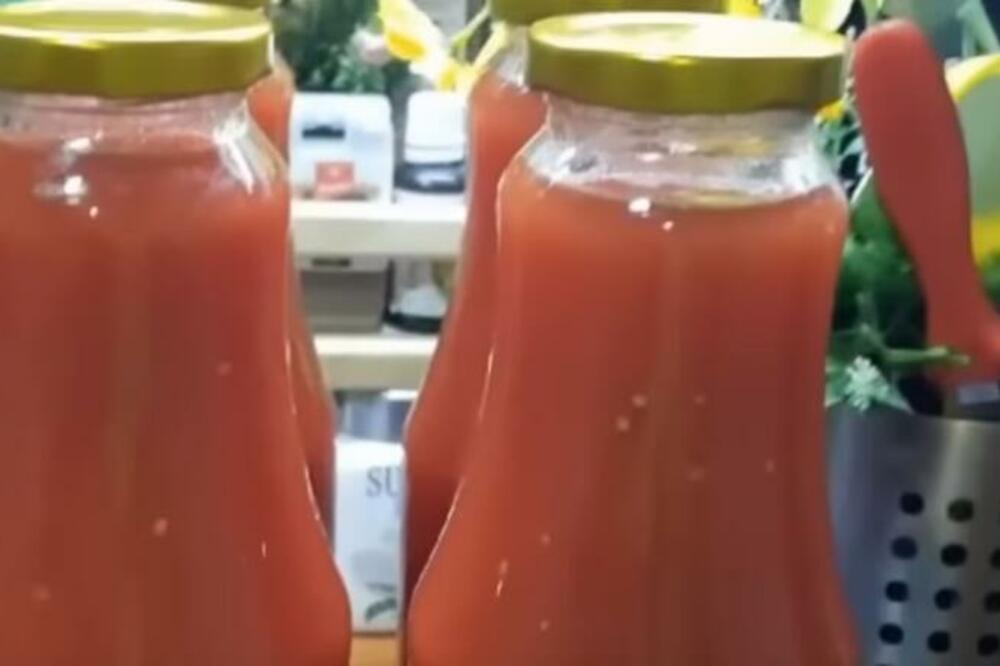 PARADAJZ U FLAŠI BEZ KUVANJA: Domaća zimnica - naše bake pripremu prenose sa generacije na generaciju