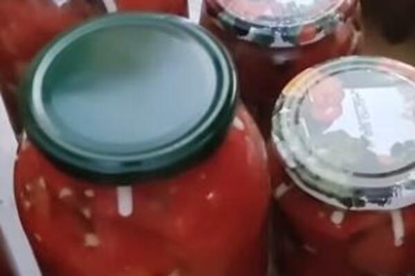 BARENE PAPRIKE SA BELIM LUKOM U TEGLI: Seoska zimnica - stari domaćini znaju šta valja