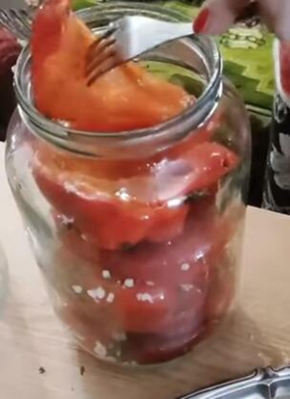 Paprike sa belim lukom u tegli